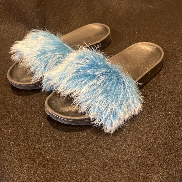 Fuzzy Ugg slides/Blue Fur/Black slides - Picture 5 of 5
